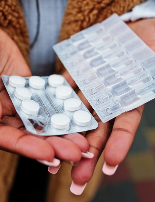 hands-show-pills